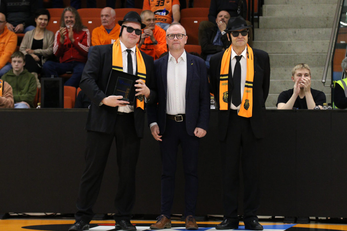 Karhubasketin fanit saivat ansaitun palkinnon