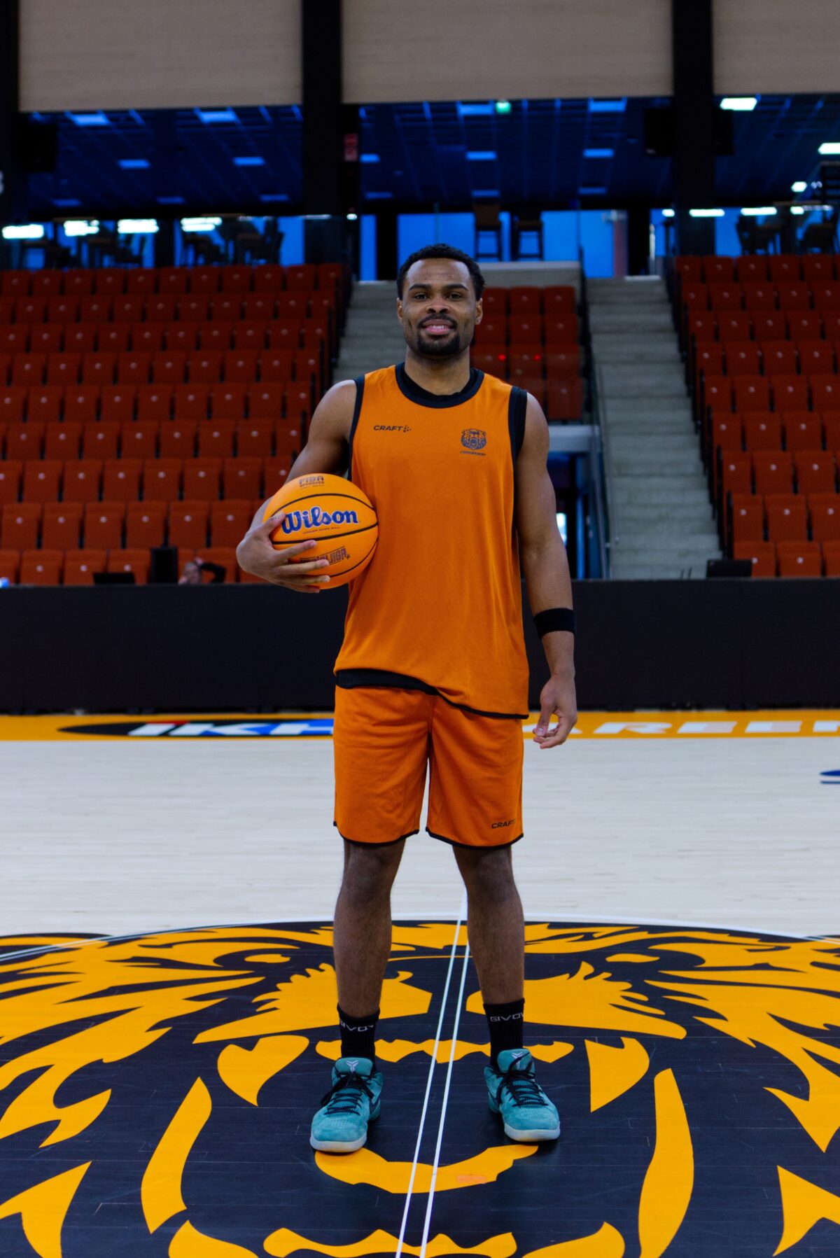 Joey Holifield liittyy oranssipaitoihin